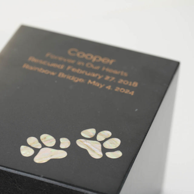 Monumental Memorials Pet Paws Pearl Inlay, Black