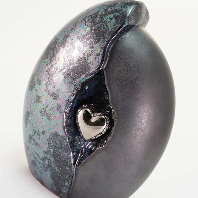 Kindred Heart Black, Full Size Urn