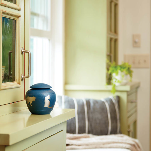 Silhouette Cat Country Blue, Petite Urn